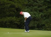 Дональд Трамп грає у гольф