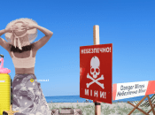 Несмотря на минную опасность и запрет, на пляжах все равно купаются туристы