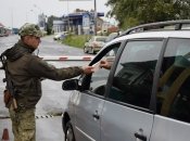 В стране выезд за границу ограничен.