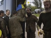 Нашим захисникам одразу ж передали пакети з їжею – фруктів у полоні вони точно не бачили