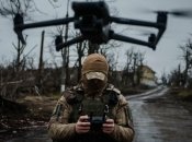 Украинский военный с дроном