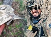 Кепка уберегла лицо военного от обломка снаряда