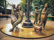 Скульптурная композиция разогрелась на солнце