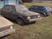 У сараї виявили п'ять покинутих екземплярів популярної моделі Volkswagen: з одного з них зробили "цукерку" (відео)