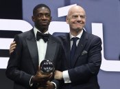 Усман Дембеле и президент ФИФА Джанни Инфантино