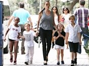 Дети Анджелины Джоли растут полиглотами: они говорят на русском и еще шести языках