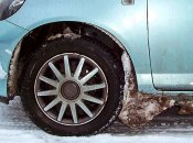 Налиплий сніг ускладнює рух авто