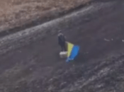 Хлопчик махає пілотам