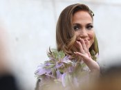 Дженнифер Лопес восхитила эпатажным появлением на показе в Париже