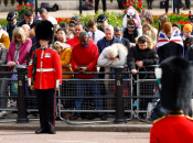Несколько тысяч человек выстроились вдоль маршрута похоронной процессии