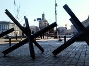 Противотанковые ежи на Майдане Независимости, в Киеве