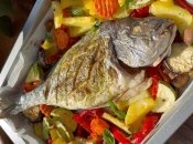 Соковита дорадо з овочами, запечена у духовці