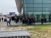 В аеропорту імені Шота Руставелі зібралися протестувальники та поліція
