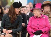 Кейт Миддлтон и Елизавета II 8 марта 2012 года в Лестере, Англия