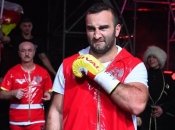 У Єревані боксеру Мурату Гасієву заклеїли прапор росії на рукаві (відео)