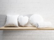 Випрати білі подушки буває непросто