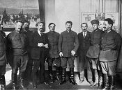 Иосиф Сталин и Николай Скрипник (справа от лидера ВКП(б)У среди участников XV партийной конференции). Москва, 1925 год. Фото ЦГАВОВУУ