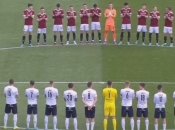 Владислав Левин (номер 8) демонстративно убрал руки за спину