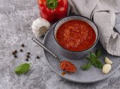 Можно мазать на бутерброды или подавать к мясу