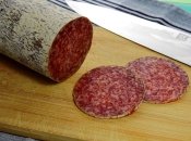 Этот трюк идеально работает для сложной в чистке сырокопченой колбасы