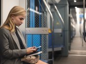 Дівчина з телефоном