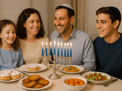 Еврейская семья празднует Хануку