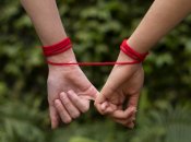 Красная нить на руках защищает от дурного глаза