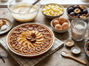 Шарлотка с яблоком и сливами