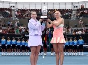 Елена Остапенко и Людмила Киченок с трофеем Брисбена