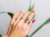 Золоті та срібні каблучки на руці виглядають стильно