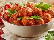 Тефтелі з рису та гречки у томатному соусі