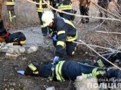 Пожежники дістають тіло вбитого.