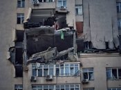 Наслідки падіння уламків ракети у Києві