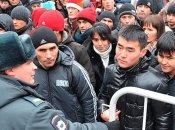 В россию приезжает много мигрантов, которых можно поставить "под ружье"