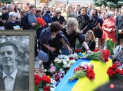 Гроб Романа утопает в цветах