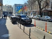 На улице Лысенко водители паркуются на велосипедной дорожке