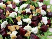На фото - салат со свеклой и козьим сыром