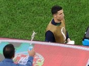 Болельщик плеснул водой в Роналду