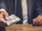 Хабарі викладач брав у доларах