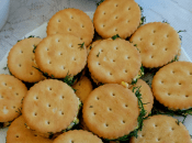 Дуже цікава закуска з крекерів та сиру