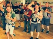 Танец настоящих мужчин: папы танцуют с младенцами на руках. ВИДЕО