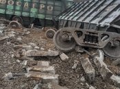 Сошедшие с рельсов вагоны в результате взрыва