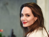 Почему Анджелина Джоли принимает ванну в присутствии детей