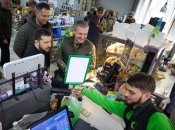 Володимир Зеленський на заправці в Донецькій області