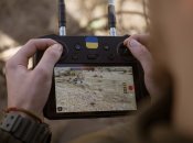 Оператор FPV-дрона за работой