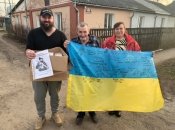 Прапор від бійців на знак вдячності. Сергій Феодосійович з дружиною Наталею та волонтером Ростиславом Кумонком