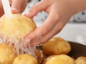 Картоплю допоможе почистити лише сіль та вода