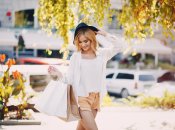 Льняная рубашка стилизуется с летней майкой