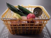 Корзина с овощами, фруктами, консервами и хлебом