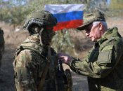 Виктор Горемыкин (справа) награждает оккупантов осенью 2023